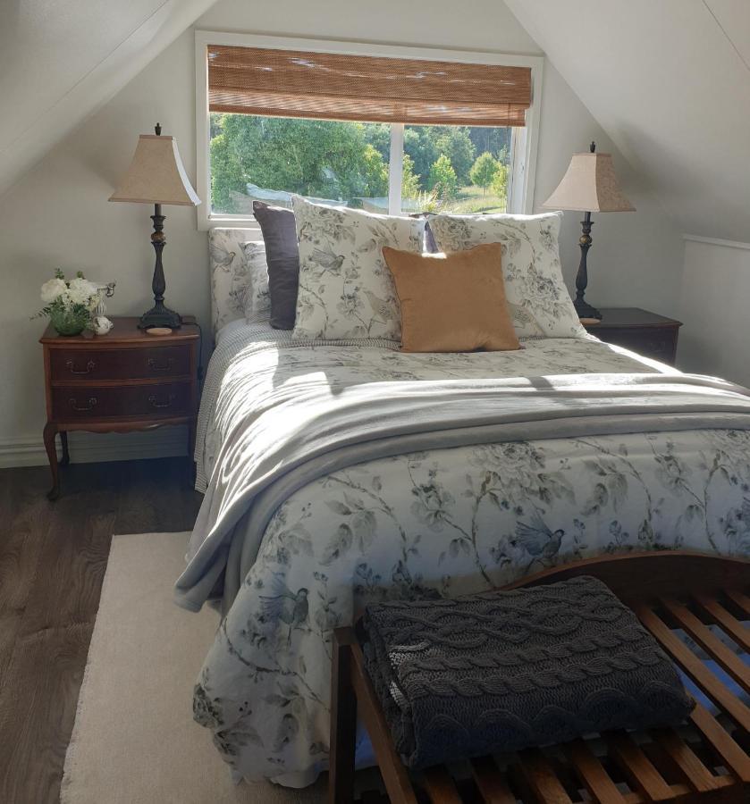 Blue Bell Cottage. Serene Luxury Farmstead Holiday home Lower Moutere